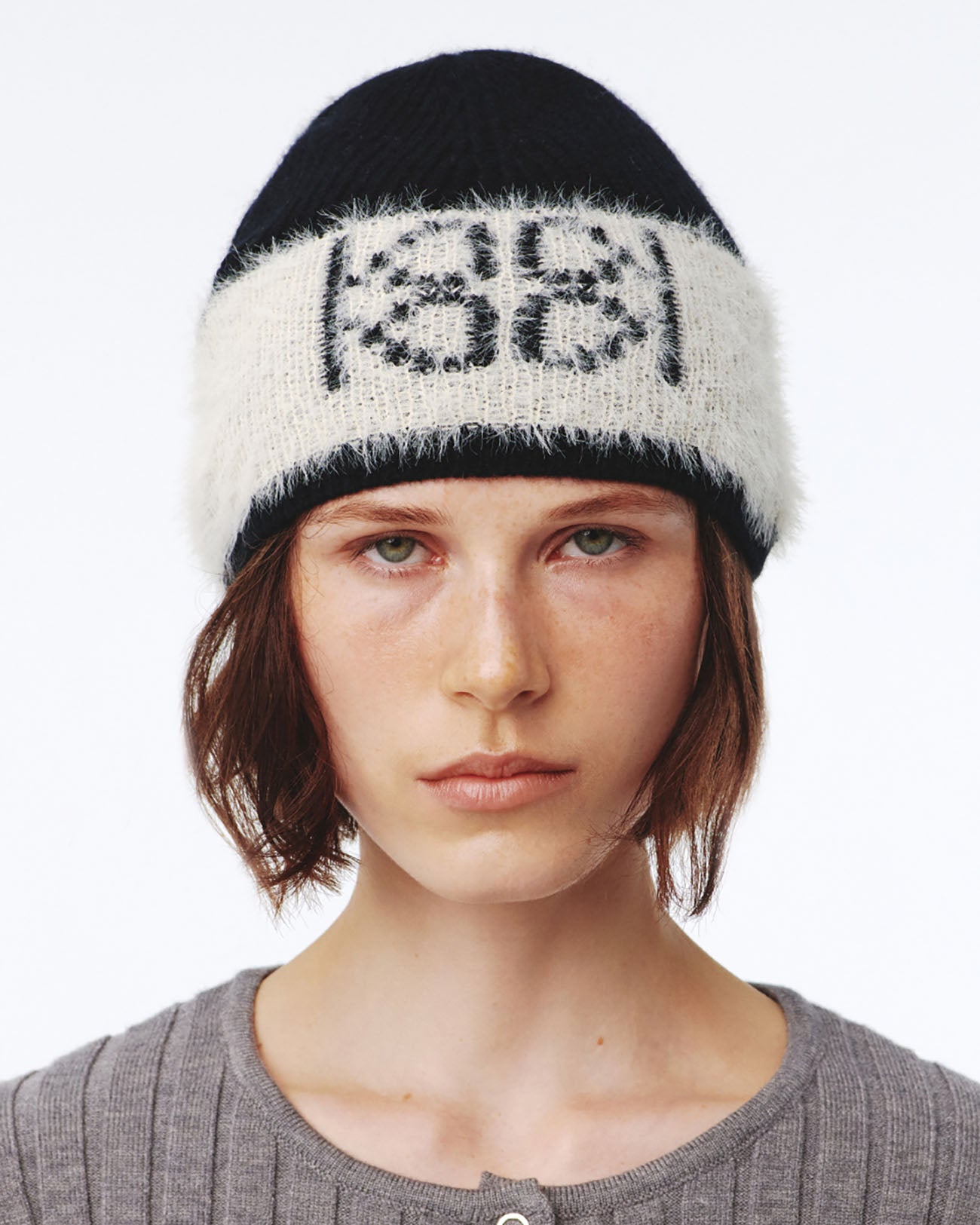 Emblem Knit Beanie UNISEX - black/ivory